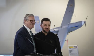 UK PM Keir Starmer and Ukraine's Vladimir Zelensky pose in front one of the drones built in Ukraine with funding from London, January 16, 2025 © AP / Efrem Lukatsky