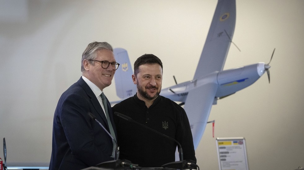 UK PM Keir Starmer and Ukraine's Vladimir Zelensky pose in front one of the drones built in Ukraine with funding from London, January 16, 2025 © AP / Efrem Lukatsky