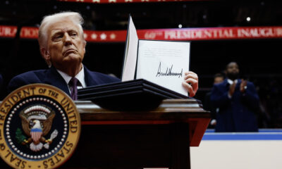 US President Donald Trump holds up a freshly signed executive order, Washington, DC, US, January 20, 2025. © Getty Images / Anna Moneymaker