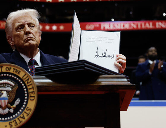 US President Donald Trump holds up a freshly signed executive order, Washington, DC, US, January 20, 2025. © Getty Images / Anna Moneymaker