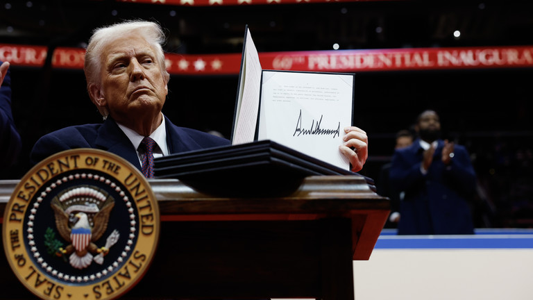 US President Donald Trump holds up a freshly signed executive order, Washington, DC, US, January 20, 2025. © Getty Images / Anna Moneymaker