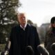 US President Donald Trump talks to reporters flanked by First Lady Melania Trump to his right on the South Lawn of the White House before boarding Marine One in Washington, DC, US, on January 24, 2025. © Global Look Press / Al Drago/Pool via CNP/Consolidated News Photos/Global Look Press