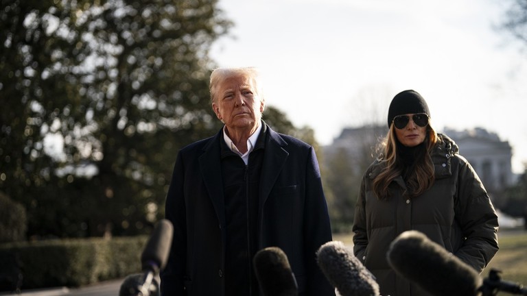 US President Donald Trump talks to reporters flanked by First Lady Melania Trump to his right on the South Lawn of the White House before boarding Marine One in Washington, DC, US, on January 24, 2025. © Global Look Press / Al Drago/Pool via CNP/Consolidated News Photos/Global Look Press