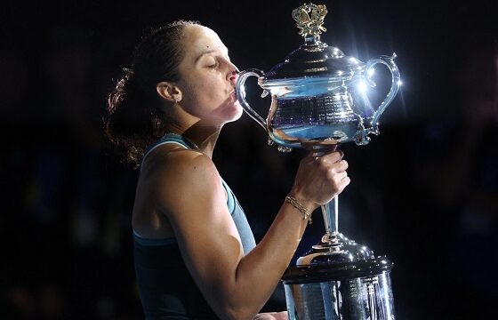 USA’s Madison Keys celebrates with the Daphne Akhurst Memorial Cup after victory against Belarus’ Aryna Sabalenka during their women’s singles final match on day fourteen of the Australian Open tennis tournament in Melbourne on January 25, 2025. (Photo by DAVID GRAY / AFP)