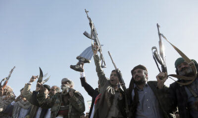 Yemen’s Houthis brandish weapons during a rally in Sanaa, Yemen on January 17, 2025. © Mohammed Hamoud / Getty Images