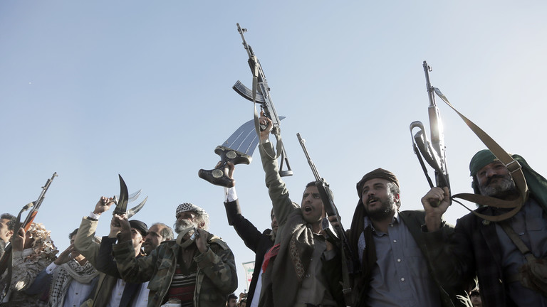 Yemen’s Houthis brandish weapons during a rally in Sanaa, Yemen on January 17, 2025. © Mohammed Hamoud / Getty Images