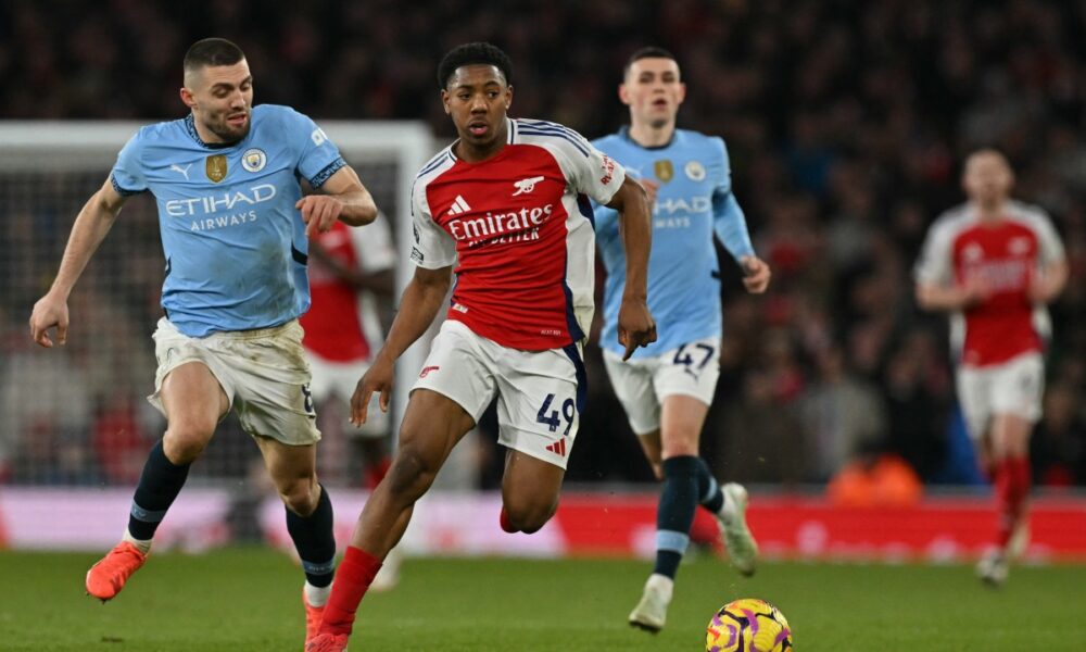 Arsenal’s English midfielder #49 Myles Lewis-Skelly (C) runs with the ball during the English Premier League football match between Arsenal and Manchester City at the Emirates Stadium in London on February 2, 2025. (Photo by Glyn KIRK / AFP) /