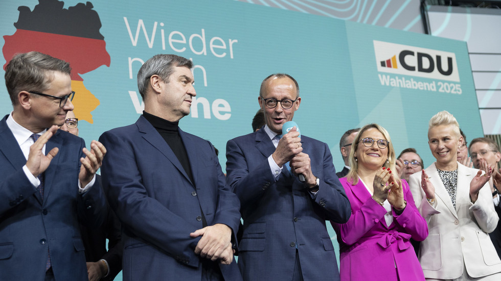 Friedrich Merz, chancellor candidate of Germany’s Christian Democrats (CDU/CSU), speaks to supporters in Berlin on February 23, 2025. © Maja Hitij / Getty Images