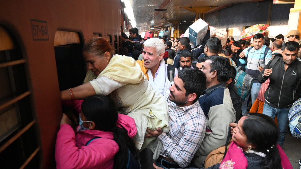 Heavy rush in New Delhi railway station passenger going to Prayagraj for attending Kumbh Mela on February 11, 2025 in New Delhi, India. 20 million people are expected to take dip in Ganga at Prayagraj Mahakumbh on occasion of Maaghi Purnima Amrit Snan. © Sonu Mehta/Hindustan Times via Getty Images