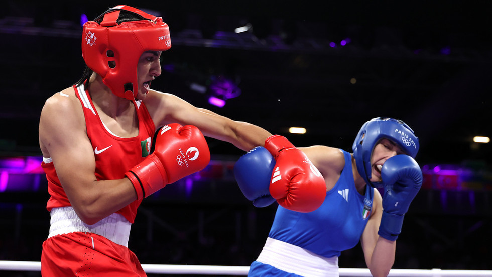 Imane Khelif of Algeria and Angela Carini of Italy during a women's 66kg match at the Olympic Games in Paris, August 1, 2024. © Richard Pelham / Getty Images