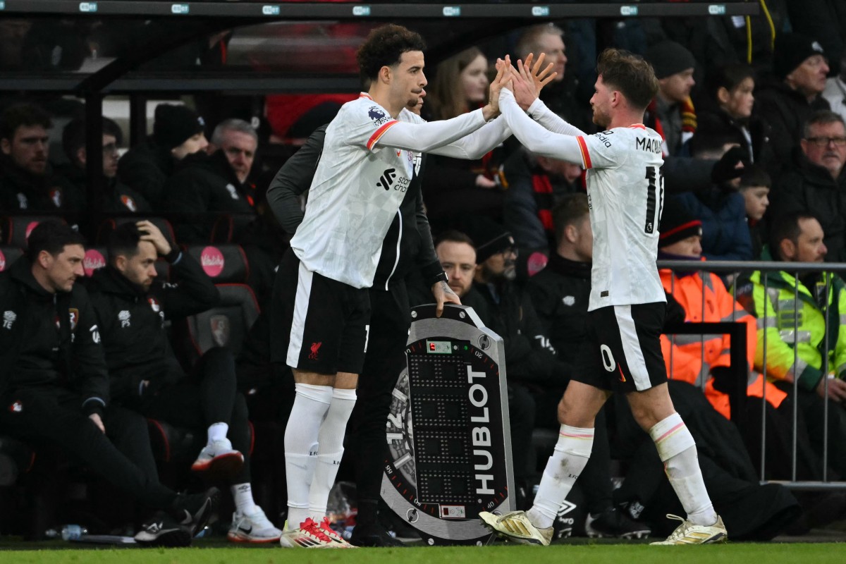 Liverpool’s English midfielder #17 Curtis Jones (L) comes on for Liverpool’s Argentinian midfielder #10 Alexis Mac Allister (R) during the English Premier League football match between Bournemouth and Liverpool at the Vitality Stadium in Bournemouth, southern England on February 1, 2025. (Photo by Glyn KIRK / AFP)