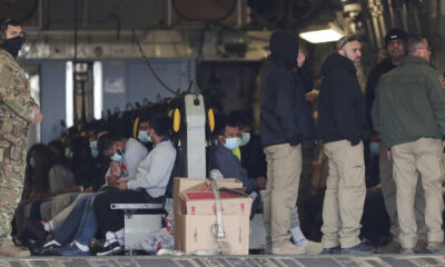 Migrants sit on a military aircraft at Fort Bliss in El Paso, Tx., Thursday, Jan. 30, 2025, awaiting their deportation to Guatemala. © AP Photo/Christian Chavez