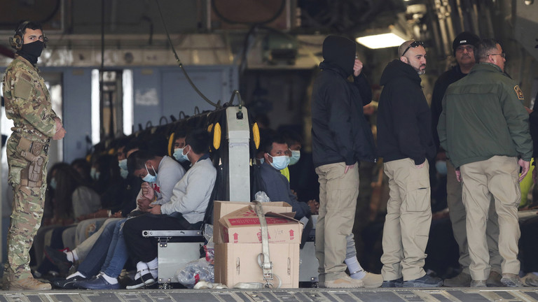 Migrants sit on a military aircraft at Fort Bliss in El Paso, Tx., Thursday, Jan. 30, 2025, awaiting their deportation to Guatemala. © AP Photo/Christian Chavez