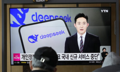 People watch a TV reporting DeepSeek in Seoul, Monday, Februaty 17, 2025 © AP / Ahn Young-joon