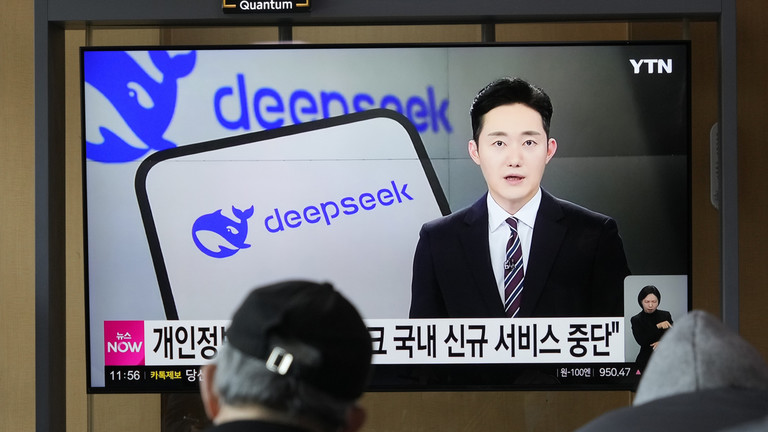 People watch a TV reporting DeepSeek in Seoul, Monday, Februaty 17, 2025 © AP / Ahn Young-joon