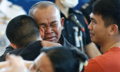 Reuters : Thai hostage Pongsak Thaenna is hugged by his father, as his brother looks on