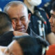 Reuters : Thai hostage Pongsak Thaenna is hugged by his father, as his brother looks on