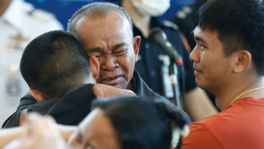 Reuters : Thai hostage Pongsak Thaenna is hugged by his father, as his brother looks on