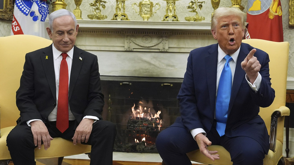 US President Donald Trump meets with Israeli PM Benjamin Netanyahu at the White House, Washington, DC, February 4, 2025. © AP / Evan Vucci