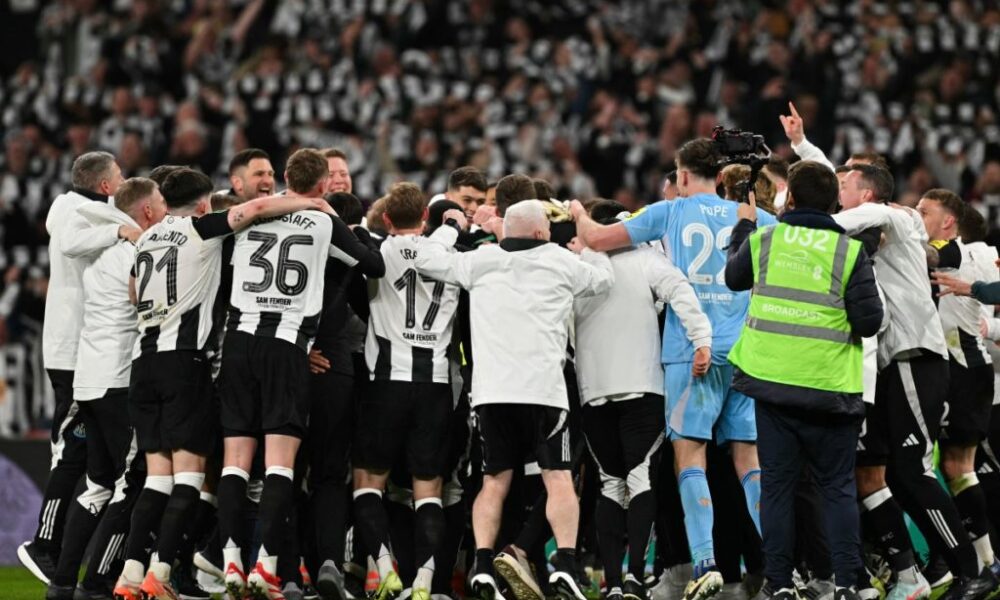 Newcastle United’s players celebrate after winning the English League Cup final football match between Liverpool and Newcastle United at Wembley Stadium, north-west London on March 16, 2025. Newcastle United wins English League Cup 2 -1 against Liverpool. (Photo by Glyn KIRK / AFP)