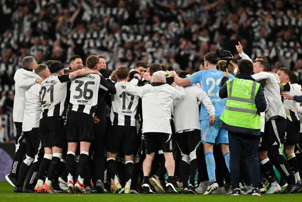 Newcastle United’s players celebrate after winning the English League Cup final football match between Liverpool and Newcastle United at Wembley Stadium, north-west London on March 16, 2025. Newcastle United wins English League Cup 2 -1 against Liverpool. (Photo by Glyn KIRK / AFP)